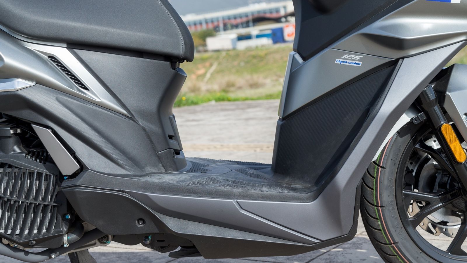 εργονομία του JET14 EVO έχει σχεδιαστεί προσεκτικά. Το τιμόνι κόβει πολύ χωρίς να βρίσκει στα γόνατα, ακόμα και για αναβάτες άνω του 1,85 μ., ενώ η θέ